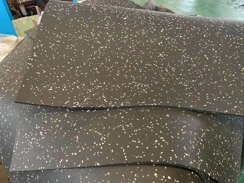 Крупный план монолитной поверхности вулканизированной резины по сравнению с зернистой текстурой невулканизированной резины